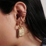 brinco_argola_com_placa_escrito_love_e_detalhes_semijoia_ouro_18k_17709_3_c2e61a3e128267ece2bb34734d3eda36
